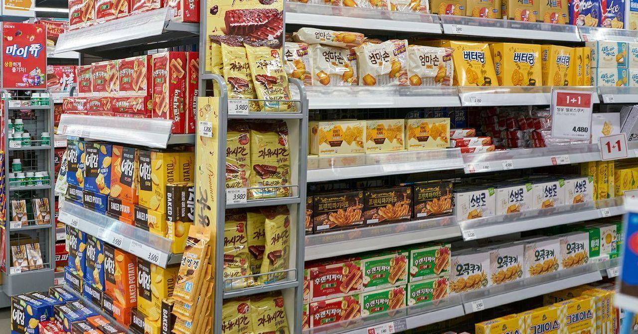 韓國超市餅乾和零食，架子上架滿各種熟悉的品牌和多樣口味